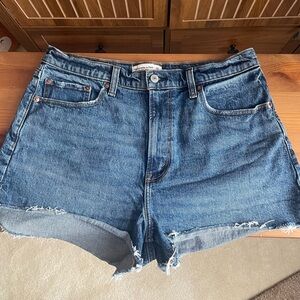 A&F Mom Short High Rise Curve Love A&F